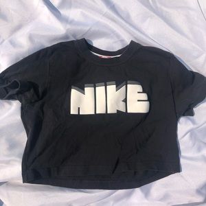 black nike crop top🖤